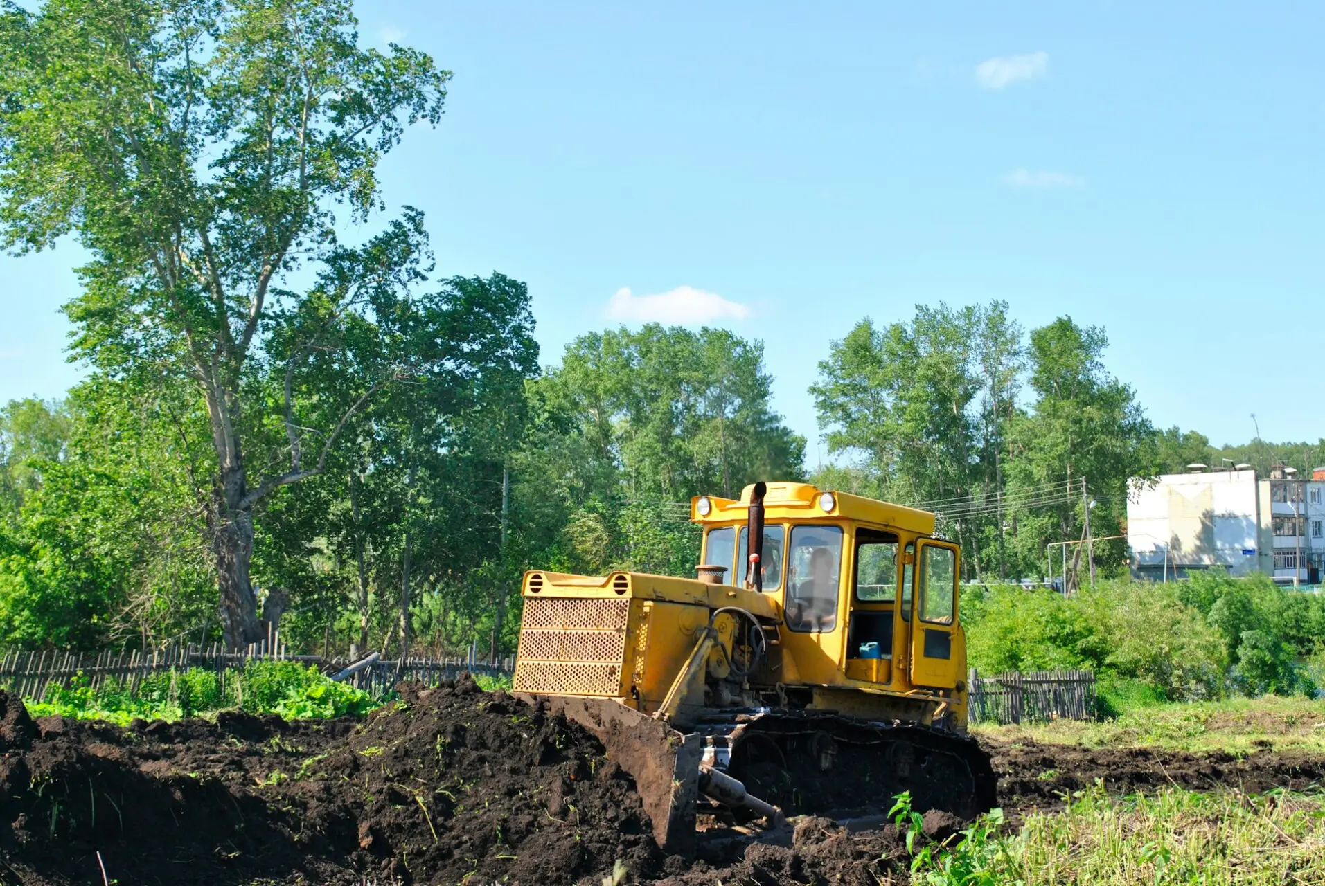 backhoe-removing-soil